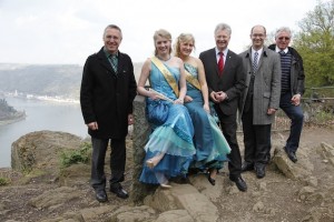 Landrat Güner Kern, MdL Frank Puchtler, Erster Beigeordneter Hans-Josef Kring und Bürgermeisterkandidat Carsten Göller haben der neuen Loreley und der ersten Loreley-Nixe herzlich zur Amtsübernahme gratuliert.